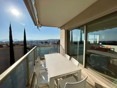 Balcon ou terrasse dans l'établissement A013-Apt vue mer avec piscine et terrasse