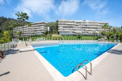 Piscine de l'établissement A085-Splendide appartement refait neuf avec vue mer ou située à proximité