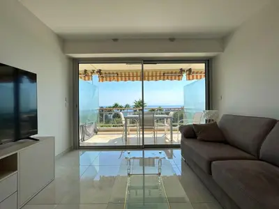 Télévision ou salle de divertissement dans l'établissement A085-Splendide appartement refait neuf avec vue mer