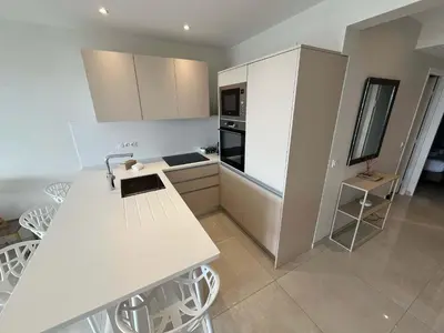 Cuisine ou kitchenette dans l'établissement A085-Splendide appartement refait neuf avec vue mer