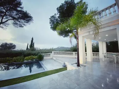 Piscine de l'établissement Villa Lion, gorgeous villa in Le Cannet overlooking Cannes ou située à proximité