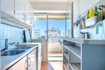 Cuisine ou kitchenette dans l'établissement Apt Golfe-Juan à 150 m de la plage et près de Cannes , Centre et Gare