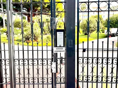 Jardin de l'établissement StudioCalifornia-Parking-Plages 15 min walk