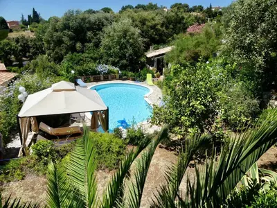 Piscine de l'établissement Les Mimosas ou située à proximité
