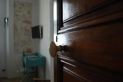 Télévision ou salle de divertissement dans l'établissement SORTIE 44 - NEWLY renovated 1 bedroom, center of old Antibes