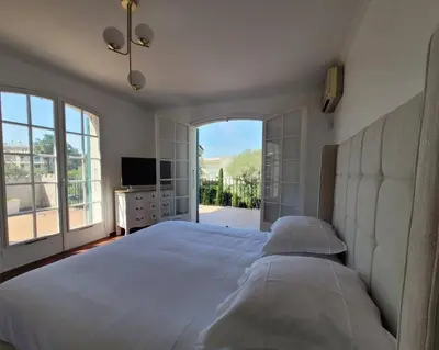 Un ou plusieurs lits dans un hébergement de l'établissement Juan les pins : Villa de charme avec piscine