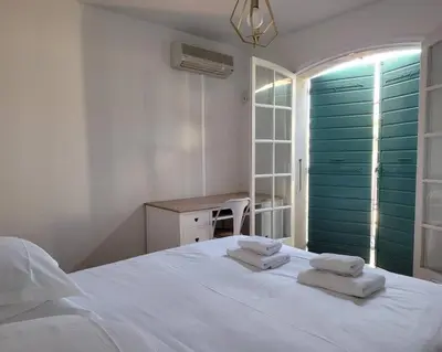 Un ou plusieurs lits dans un hébergement de l'établissement Juan les pins : Villa de charme avec piscine
