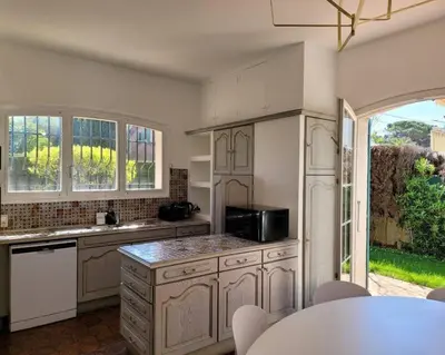 Cuisine ou kitchenette dans l'établissement Juan les pins : Villa de charme avec piscine