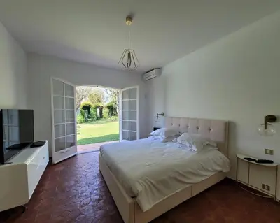 Un ou plusieurs lits dans un hébergement de l'établissement Juan les pins : Villa de charme avec piscine