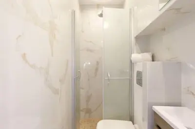 Salle de bains dans l'établissement LE PETIT MARCHE - NEW 2021 Fabuleux studio 2Pax Wi-fi A/C
