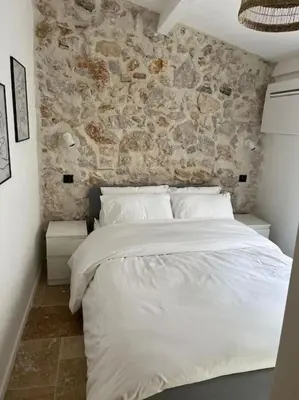 Un ou plusieurs lits dans un hébergement de l'établissement STRELIZIA - New central old Antibes for 4 AC
