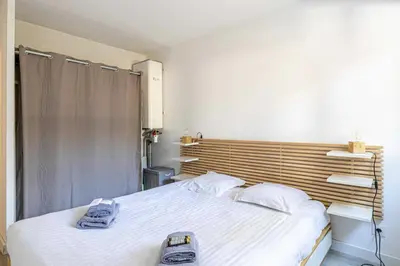 Un ou plusieurs lits dans un hébergement de l'établissement Comfort and serenity with A-C, Parking and Balcony