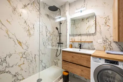 Salle de bains dans l'établissement Comfort and serenity with A-C, Parking and Balcony