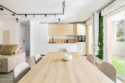 Cuisine ou kitchenette dans l'établissement Comfort and serenity with A-C, Parking and Balcony
