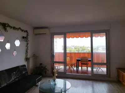 Coin salon dans l'établissement Bel appartement 3 chambres 9 mn de la plage à pieds Juan les pins