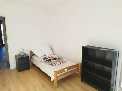 Télévision ou salle de divertissement dans l'établissement Bel appartement 3 chambres 9 mn de la plage à pieds Juan les pins