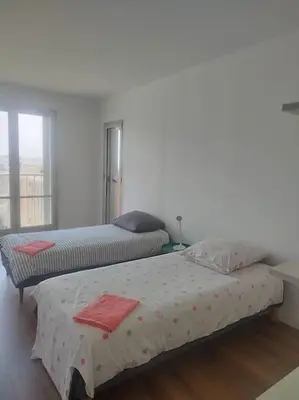Un ou plusieurs lits dans un hébergement de l'établissement Bel appartement 3 chambres 9 mn de la plage à pieds Juan les pins