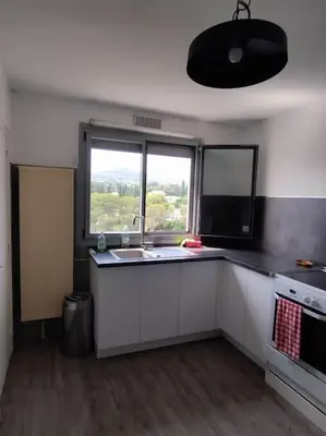 Cuisine ou kitchenette dans l'établissement Bel appartement 3 chambres 9 mn de la plage à pieds Juan les pins