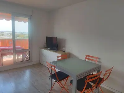Télévision ou salle de divertissement dans l'établissement Bel appartement 3 chambres 9 mn de la plage à pieds Juan les pins