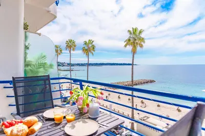 Vue générale sur la mer ou vue sur la mer prise depuis l'appartement