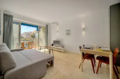 Coin salon dans l'établissement Immogroom - cosy apartment - Terrace - AC - Wifi