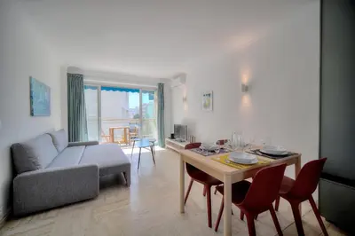 Coin salon dans l'établissement Immogroom - cosy apartment - Terrace - AC - Wifi