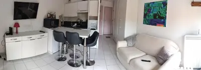 Cuisine ou kitchenette dans l'établissement Residence , entre Cannes et Antibes plage a pied, gare, piscine, garage privé
