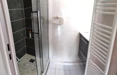 Salle de bains dans l'établissement Residence , entre Cannes et Antibes plage a pied, gare, piscine, garage privé