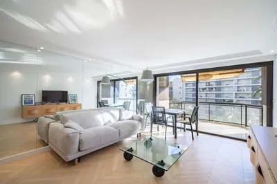 Télévision ou salle de divertissement dans l'établissement Magnificent 2 bedroom in the heart of Cannes