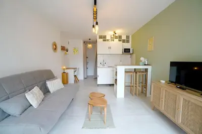 Télévision ou salle de divertissement dans l'établissement Escapade Azur, Studio 2P, 1 min plage, Balcon
