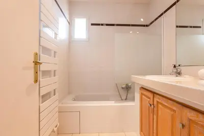 Salle de bains dans l'établissement RARE! 120m ROOFTOP 5-minute walk to downtown