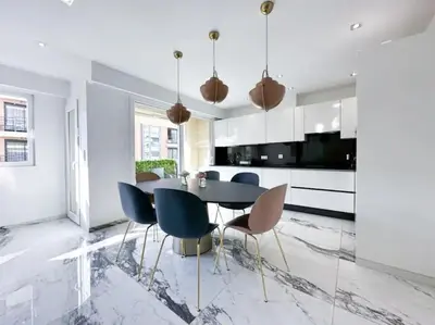 Cuisine ou kitchenette dans l'établissement Modern 3 bedroom flat with balcony