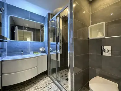 Salle de bains dans l'établissement Modern 3 bedroom flat with balcony
