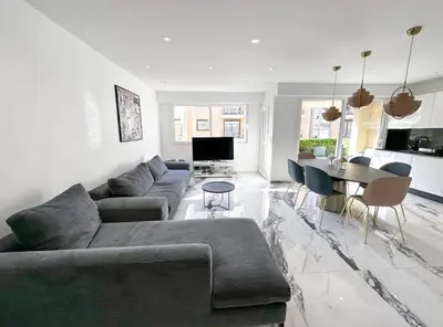 Télévision ou salle de divertissement dans l'établissement Modern 3 bedroom flat with balcony