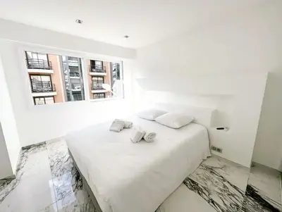 Un ou plusieurs lits dans un hébergement de l'établissement Modern 3 bedroom flat with balcony