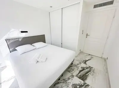 Un ou plusieurs lits dans un hébergement de l'établissement Modern 3 bedroom flat with balcony