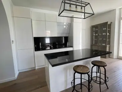 Cuisine ou kitchenette dans l'établissement Beautifully renovated 3 bedroom apartment in the heart of Cannes