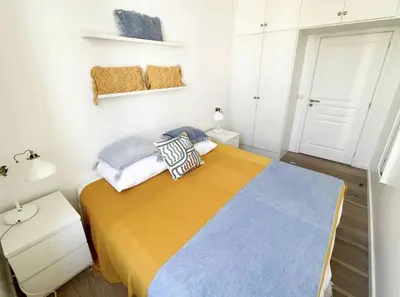 Un ou plusieurs lits dans un hébergement de l'établissement Beautifully renovated 3 bedroom apartment in the heart of Cannes