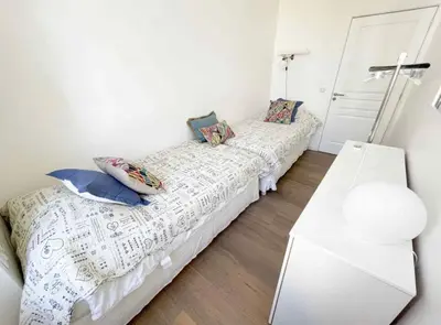 Un ou plusieurs lits dans un hébergement de l'établissement Beautifully renovated 3 bedroom apartment in the heart of Cannes