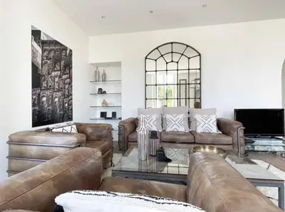 Coin salon dans l'établissement Beautifully renovated 3 bedroom apartment in the heart of Cannes