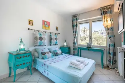 Un ou plusieurs lits dans un hébergement de l'établissement Pleasant 2 bedroom close to the center of Cannes