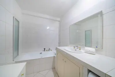 Salle de bains dans l'établissement Pleasant 2 bedroom close to the center of Cannes