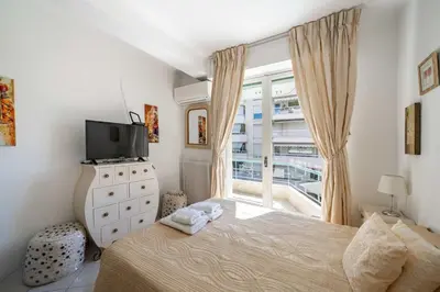 Un ou plusieurs lits dans un hébergement de l'établissement Pleasant 2 bedroom close to the center of Cannes