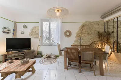 Télévision ou salle de divertissement dans l'établissement La Maison Fleurie by Halldis