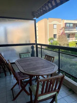 Balcon ou terrasse dans l'établissement Joli appartement avec piscine