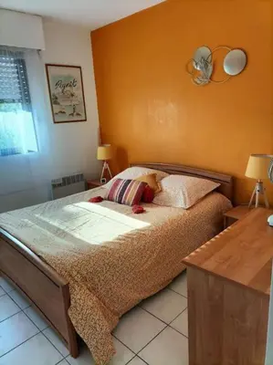 Un ou plusieurs lits dans un hébergement de l'établissement Joli appartement avec piscine