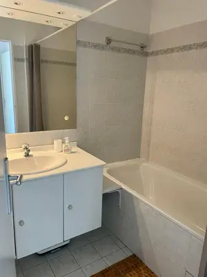 Salle de bains dans l'établissement Joli appartement avec piscine