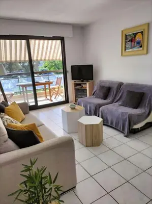 Coin salon dans l'établissement Joli appartement avec piscine