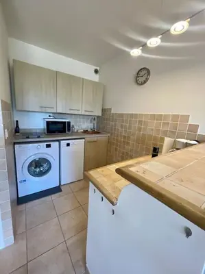 Cuisine ou kitchenette dans l'établissement Superbe 2P proche plages - Piscine