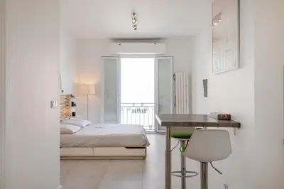Un ou plusieurs lits dans un hébergement de l'établissement Beau Studio Le Grand Palais 100m des plages